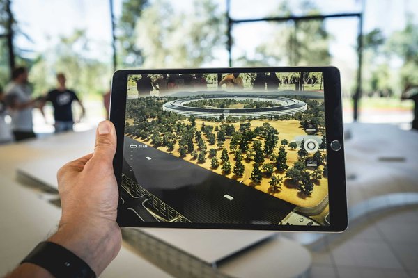 Can augmented reality enhance the museum experience for visitors?